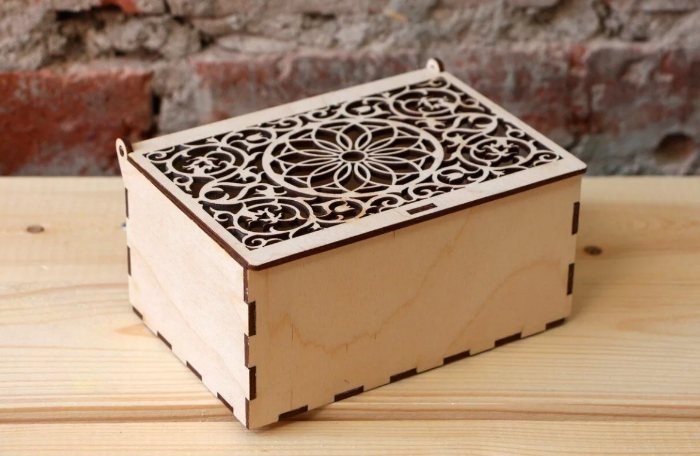 Шкатулка из фанеры с резной крышкой